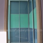 drzwi przesuwne, łączone z kolorowego szkła